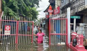 Banjir Menggenangi Ruas Jalan Jelambar Baru: 30 Orang Dievakuasi