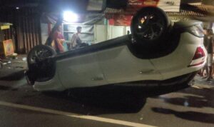 Kecelakaan Mengerikan di Ulujami Jaksel: Mobil Artis Larasati Nugroho Terbalik