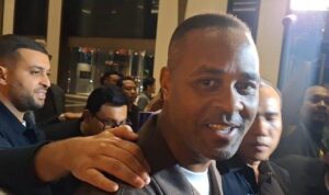 Kedatangan Patrick Kluivert ke Jakarta, Denny Landzaat Berinteraksi dengan Suporter Timnas