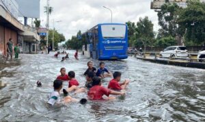 Puluhan Anak-anak di Jelambar Baru Jakbar Menikmati Banjir dengan Berenang