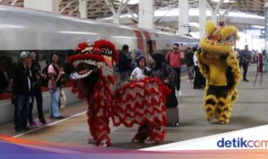 Tarian Barongsai Meriah di Kereta Cepat