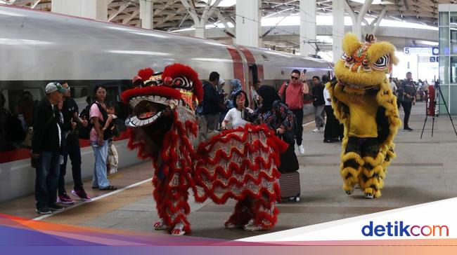 Tarian Barongsai Meriah di Kereta Cepat