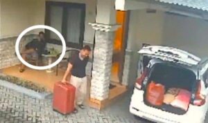 Polisi Mengejar Pria Bermain Ponsel di Teras Sambil Mengangkut Koper Berisi Mayat Mutilasi