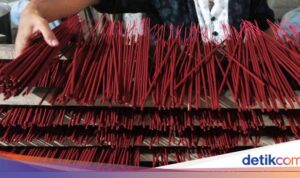 Mengamati Pembuatan Dupa untuk Upacara Sembahyang di Bali