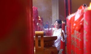 Hujan Tak Membasahi Semangat Warga Vihara Dharma Bakti Petak Sembilan Menyambut Imlek