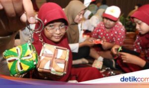 Belasan Siswa Membuat Produk Jualan dari Daur Ulang Sampah