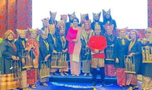 Menyampaikan Pentingnya Pelestarian Warisan Songket untuk Generasi Selanjutnya