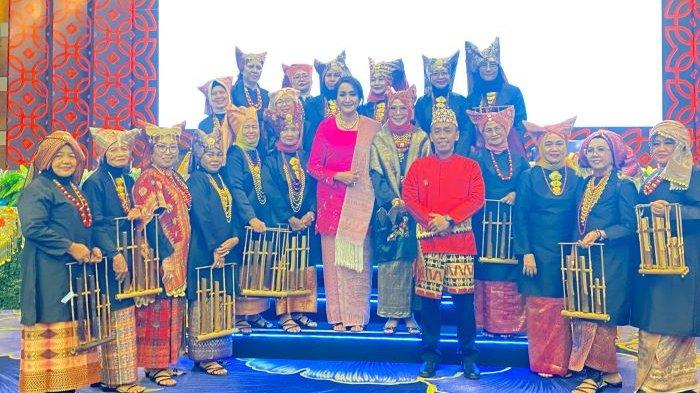 Menyampaikan Pentingnya Pelestarian Warisan Songket untuk Generasi Selanjutnya