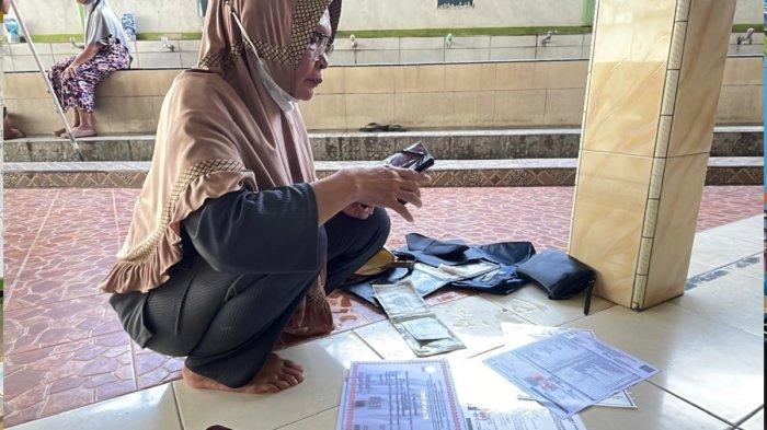 Drama Tangis Diah Saat Ijazah Anak Wisuda Tertelan Banjir Cengkareng Barat