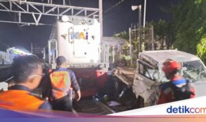 KAI Minta Ganti Rugi karena Parcel Tertemper Mobil Boks Melanggar Palang Pintu