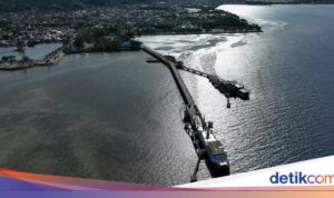 Pemandangan Udara Pelabuhan Kapal Ferry Antar Daerah di Kolaka