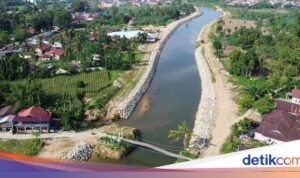 Pemandangan Udara Pembangunan Tanggul Banjir di Padang