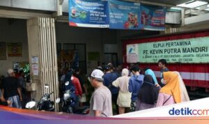 Antrean Warga di Agen Karena Pengecer Berhenti Menjual LPG 3 Kg