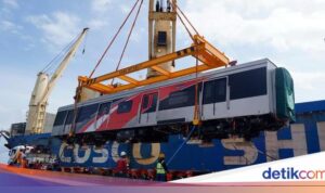 Kedatangan Kereta Api China KAI Commuter ke Pelabuhan Tanjung Priok