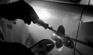 Pencuri Gasak Rp 250 Juta Setelah Menggunakan Pisau dan Paku Pencuri Gasak Rp 250 Juta Setelah Menggunakan Pisau dan Paku yang Dimodifikasi untuk Gembosi Ban Mobil Korban