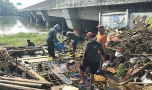 Banjir Melanda Taman Duta Depok Akibat Sampah di Setu Pangarengan Banjir Melanda Taman Duta Depok Akibat Sampah di Setu Pangarengan