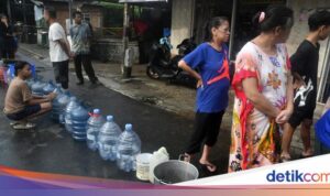 Warga Bogor Kelimpungan Menunggu Distribusi Air Bersih karena Pipa Suplai Bermasalah