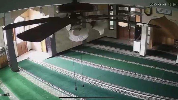 Tindak Pencurian Terjadi di Musalah Assafiyah Ciracas Jaktim Terekam CCTV