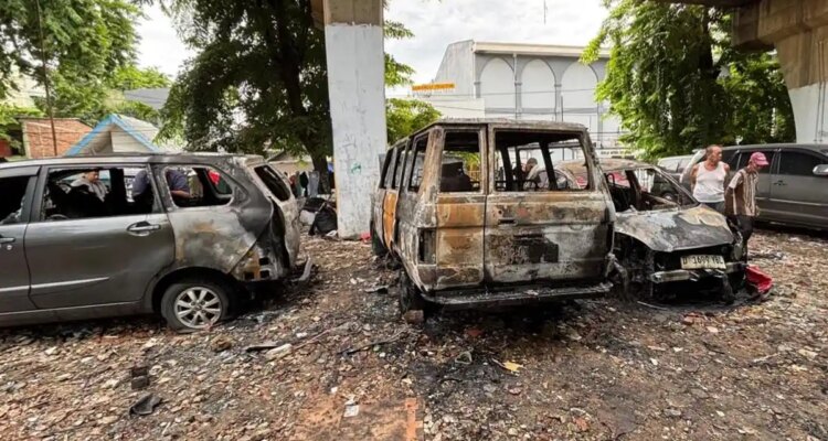 Kebakaran Mobil di Kolong Rel KA Karang Anyar Jakpus, Diduga Akibat Kebocoran Gas di dalam Kendaraan