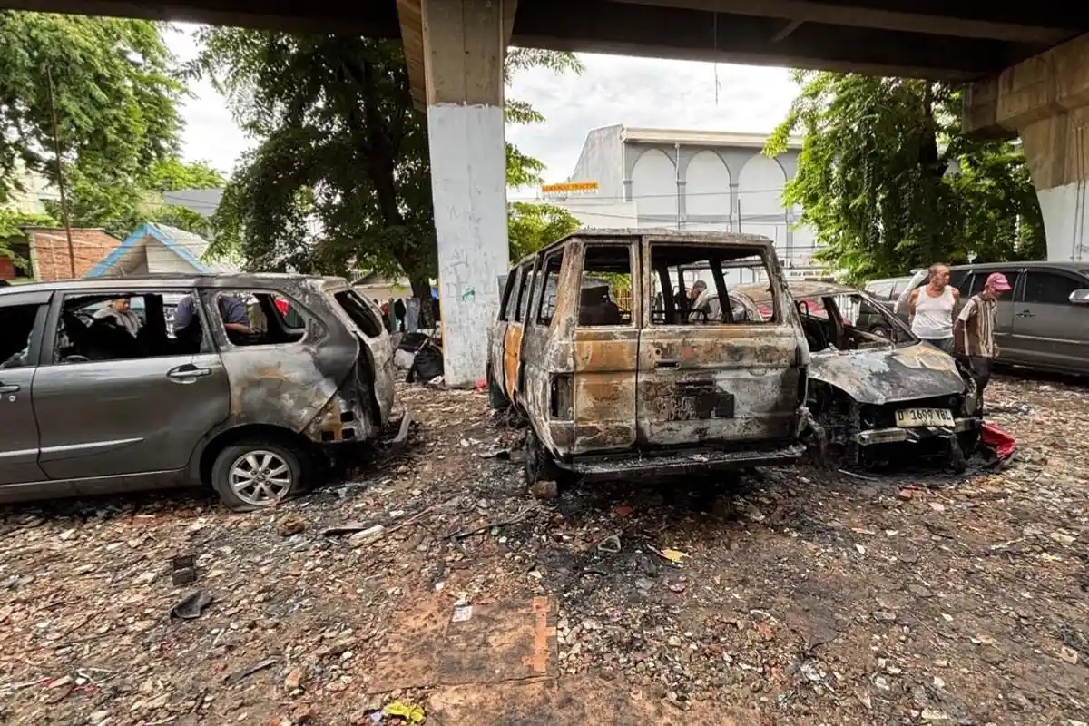 Kebakaran Mobil di Kolong Rel KA Karang Anyar Jakpus, Diduga Akibat Kebocoran Gas di dalam Kendaraan