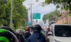 Uji Coba Lampu Merah di Ciputat: Warga Keluhkan Kemacetan Parah Akibat Durasi Panjang