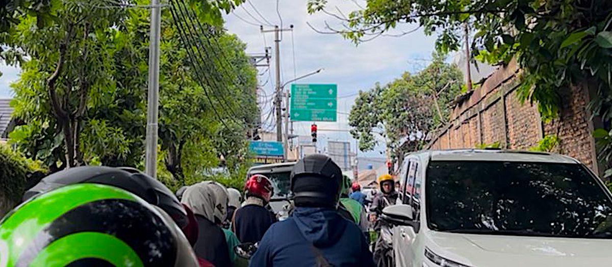 Uji Coba Lampu Merah di Ciputat: Warga Keluhkan Kemacetan Parah Akibat Durasi Panjang