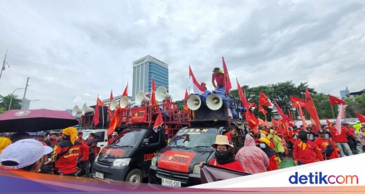 Buruh Menolak Usulan UMP 2026 dari Pemerintah & Pengusaha, Menuntut Kenaikan 10,5 Persen!